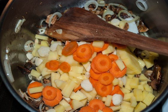 bramborova polevka restovani zeleniny